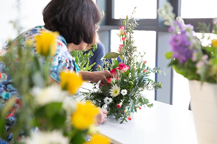 Lady organizing a bunch of flowers