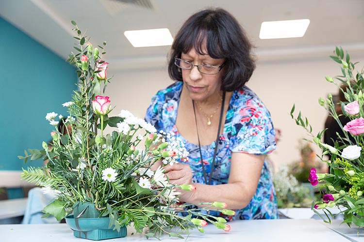 Lady organising a bunch of flowers