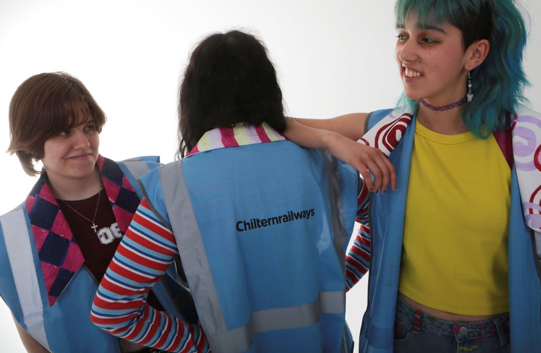Photo showing Chiltern Railways wording on back of vest